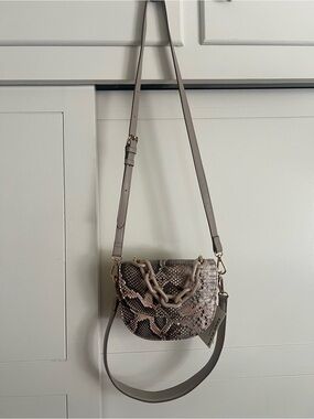 ANNE KLEIN CROSSBODY RESIN CHAIN MINI SADDLE HANDBAG